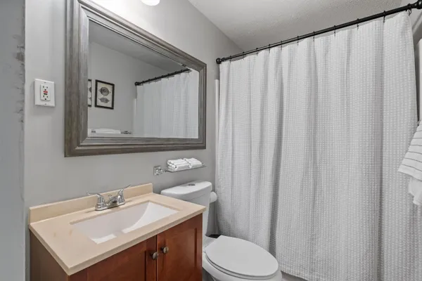 $2,200 | 65 South Elm Street, Unit 2, Manchester, NH 03103