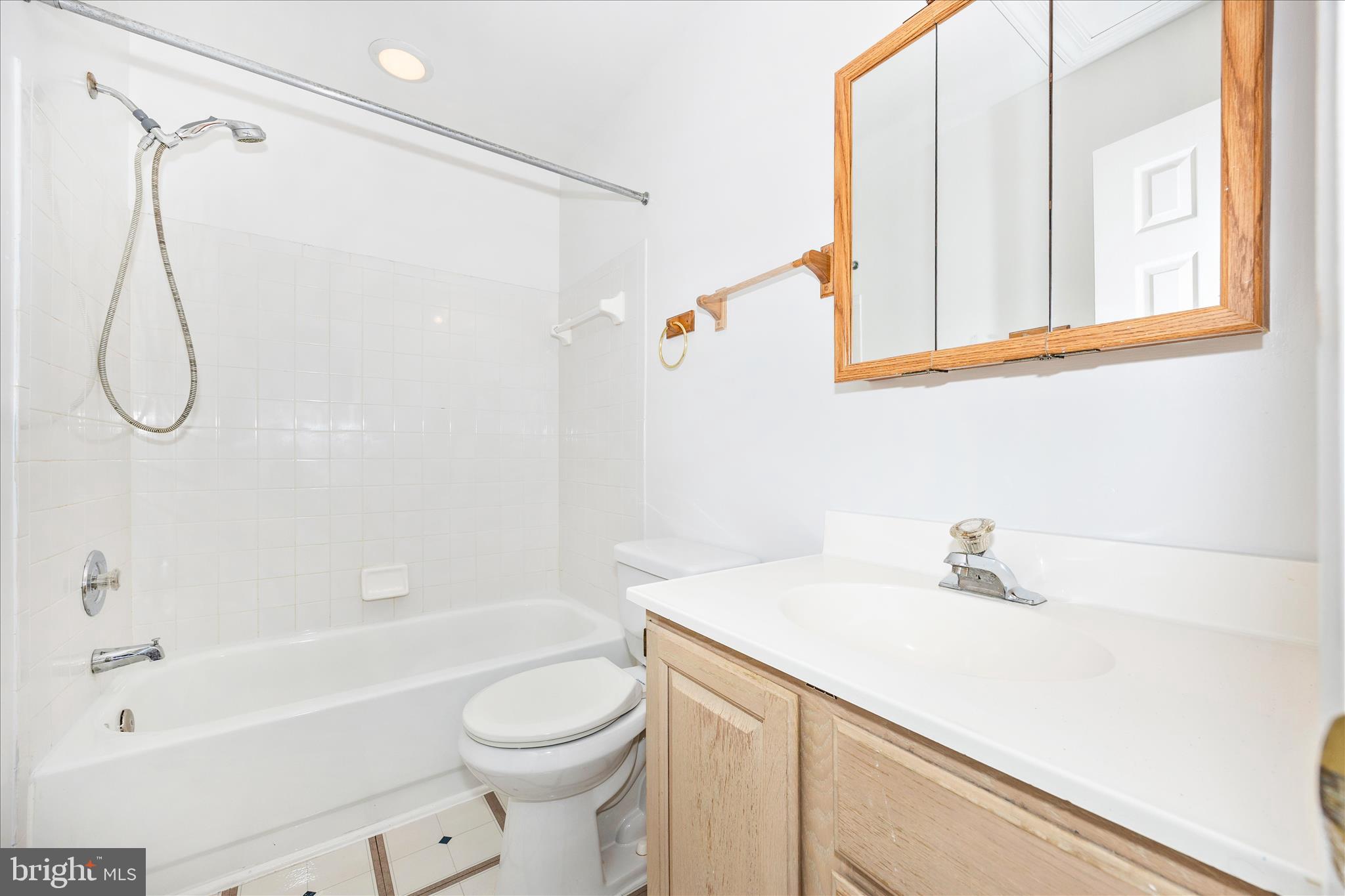 5577 Rivendell Place Frederick, MD 21703 - Photo 30 of 51 a bathroom with a sink a toilet and a bathtub
