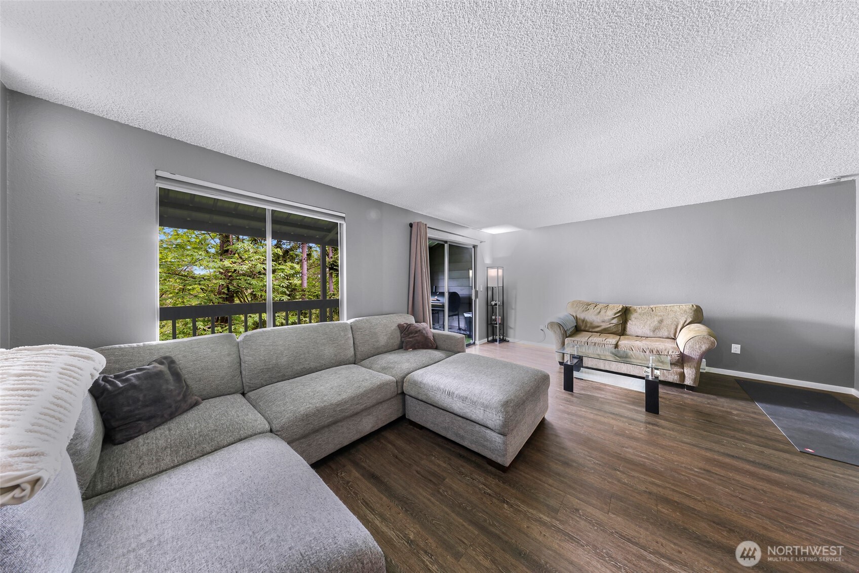 1211 North 8th Street, Unit 2 Mount Vernon, WA 98273 - Photo 24 of 38 a living room with furniture and a large window