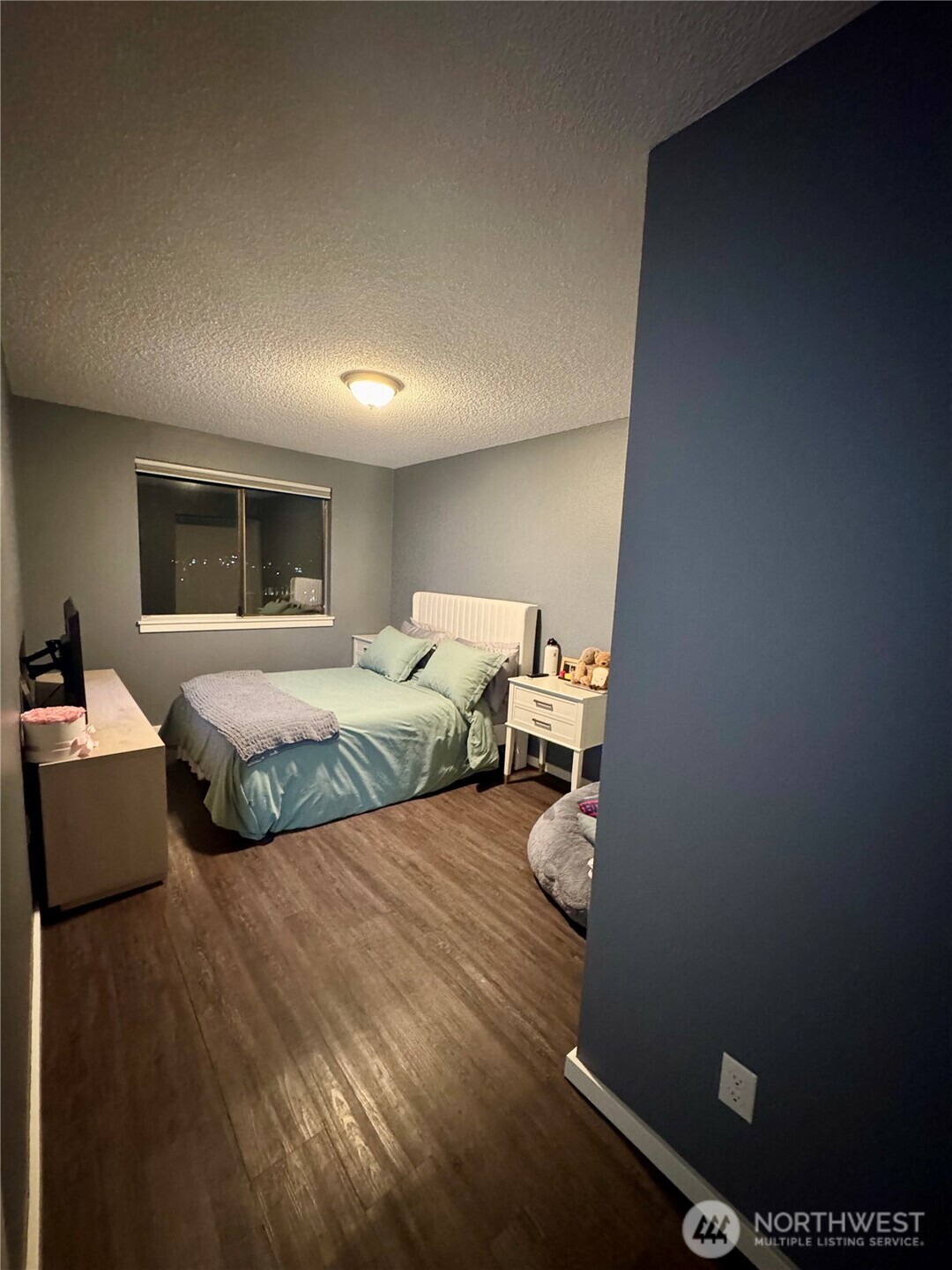 1211 North 8th Street, Unit 2 Mount Vernon, WA 98273 - Photo 28 of 38 a bedroom with a bed and a couch