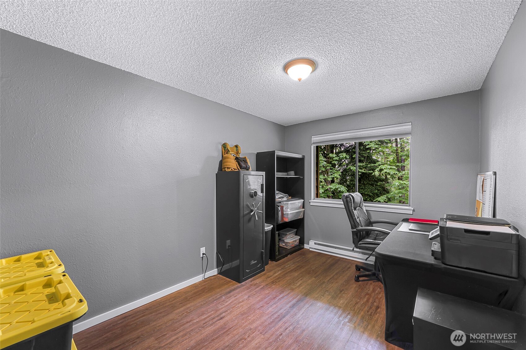 1211 North 8th Street, Unit 2 Mount Vernon, WA 98273 - Photo 29 of 38 a room with furniture and a window