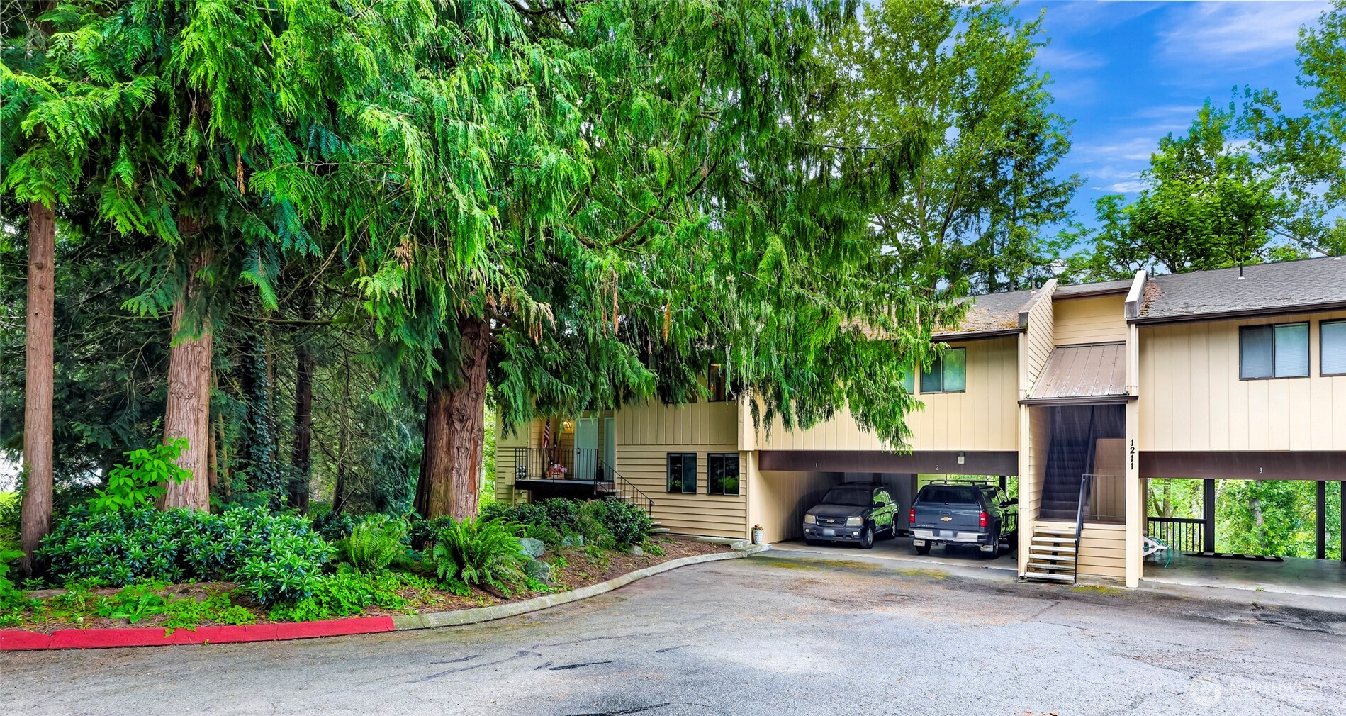 1211 North 8th Street, Unit 2 Mount Vernon, WA 98273 - Photo 38 of 38 front view of a house with a street