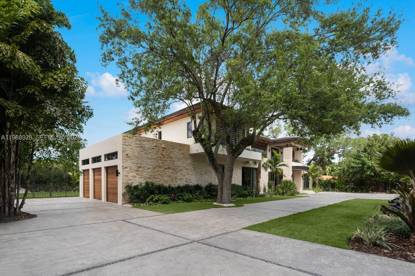 5545 Southwest 81st Terrace Miami, FL 33143 - Photo 95 of 100 a front view of a house with a garden