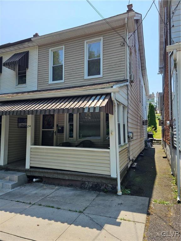 a view of a house with backyard and garden