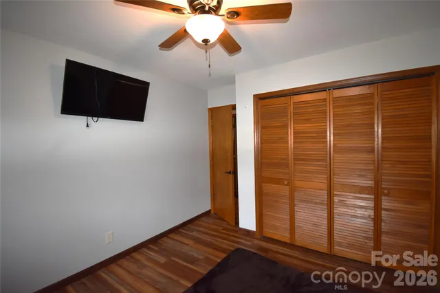 a view of livingroom with furniture