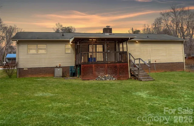a view of a house with a backyard