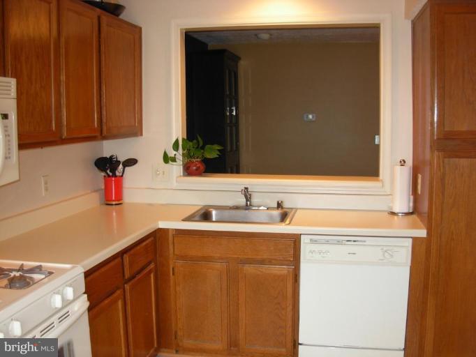 2279 Hunter's Run Drive, Unit 2279 Reston, VA 20191 - Photo 13 of 16 Kitchen #2