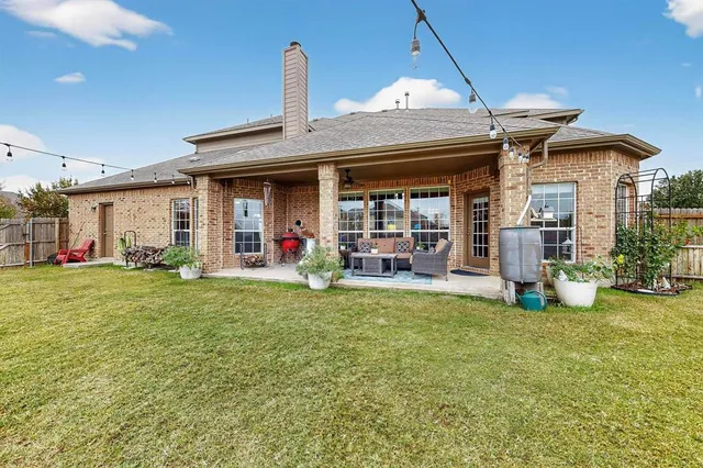 a view of a house with backyard and porch