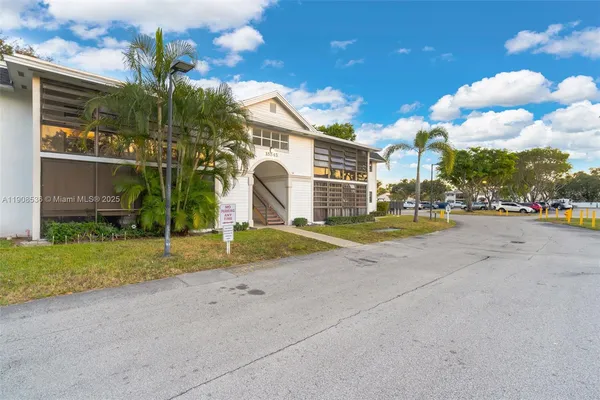 $2,250 | 18845 Northwest 62nd Avenue, Unit 205, Hialeah, FL 33015