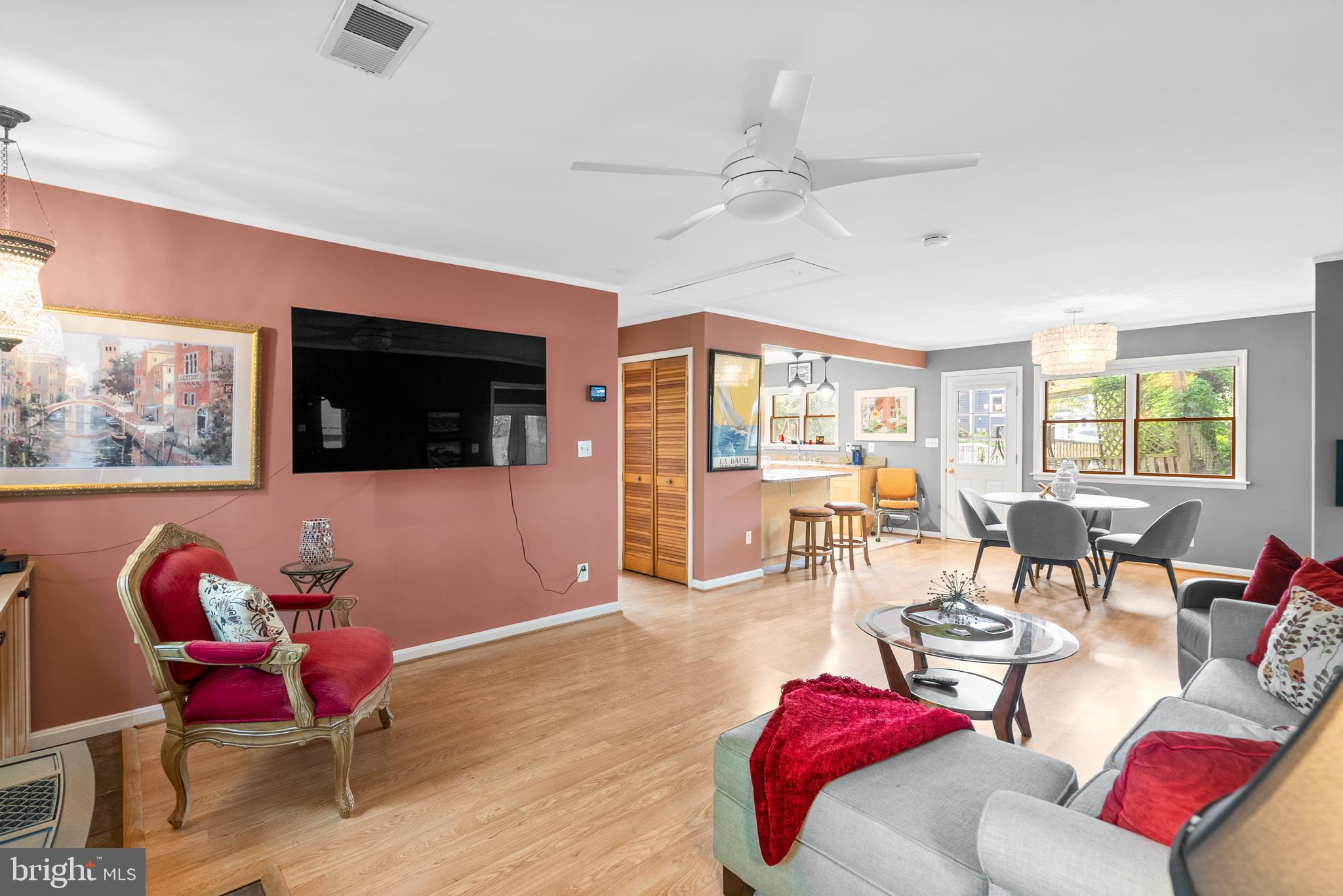3 McKay Circle Cabin John, MD 20818 - Photo 19 of 52 Living Room