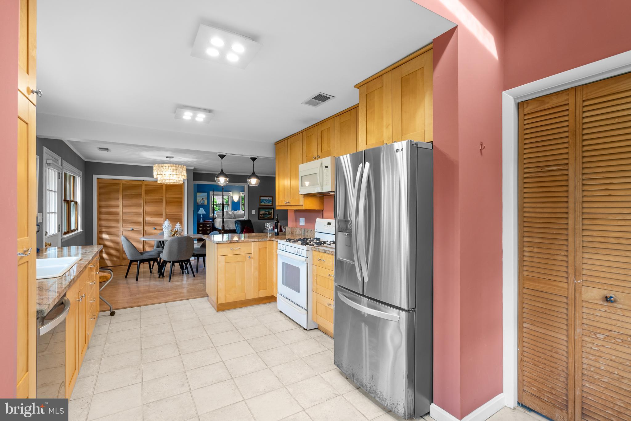3 McKay Circle Cabin John, MD 20818 - Photo 5 of 52 Entry into Kitchen