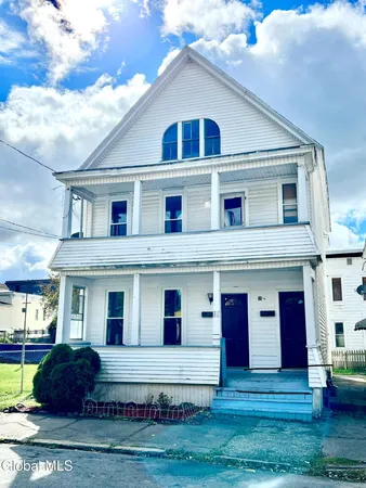 $1,300 | 39 1/2 Milton Avenue, Unit 2 UP, Amsterdam, NY 12010