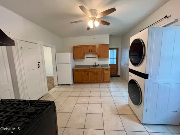 $1,300 | 39 1/2 Milton Avenue, Unit 2 UP, Amsterdam, NY 12010