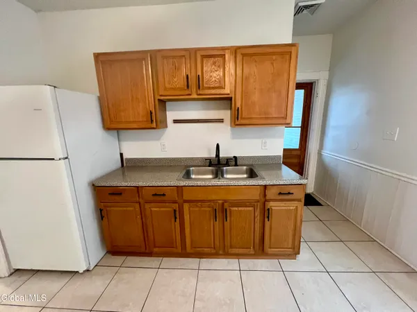 $1,300 | 39 1/2 Milton Avenue, Unit 2 UP, Amsterdam, NY 12010