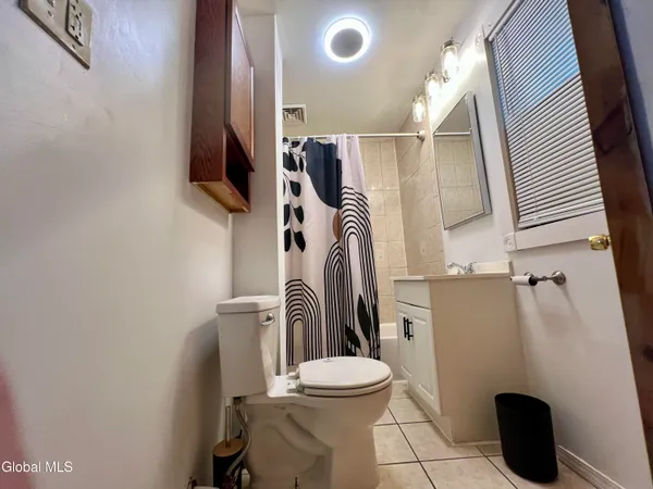 $1,300 | 39 1/2 Milton Avenue, Unit 2 UP, Amsterdam, NY 12010