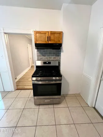 $1,300 | 39 1/2 Milton Avenue, Unit 2 UP, Amsterdam, NY 12010