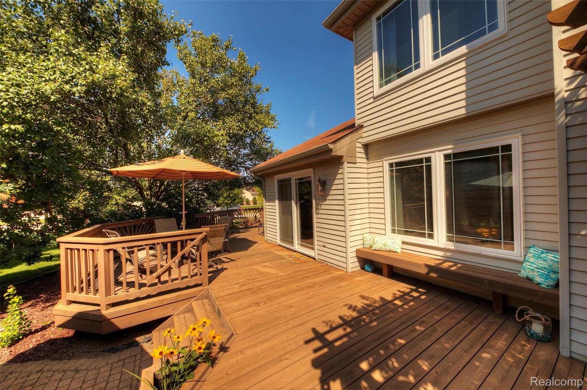 44501 Ridgefield Road Canton, MI 48188 - Photo 59 of 66 59 Deck.jpg
