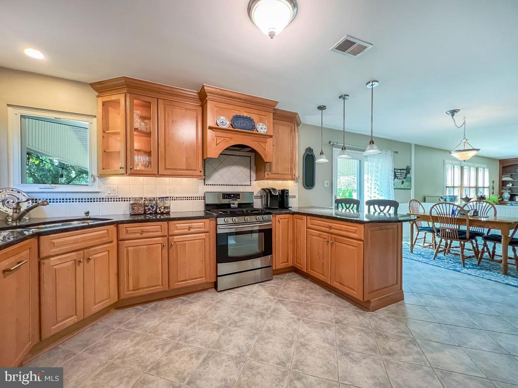 8 Devon Road Newtown, PA 18940 - Photo 8 of 61 Eat-in Kitchen