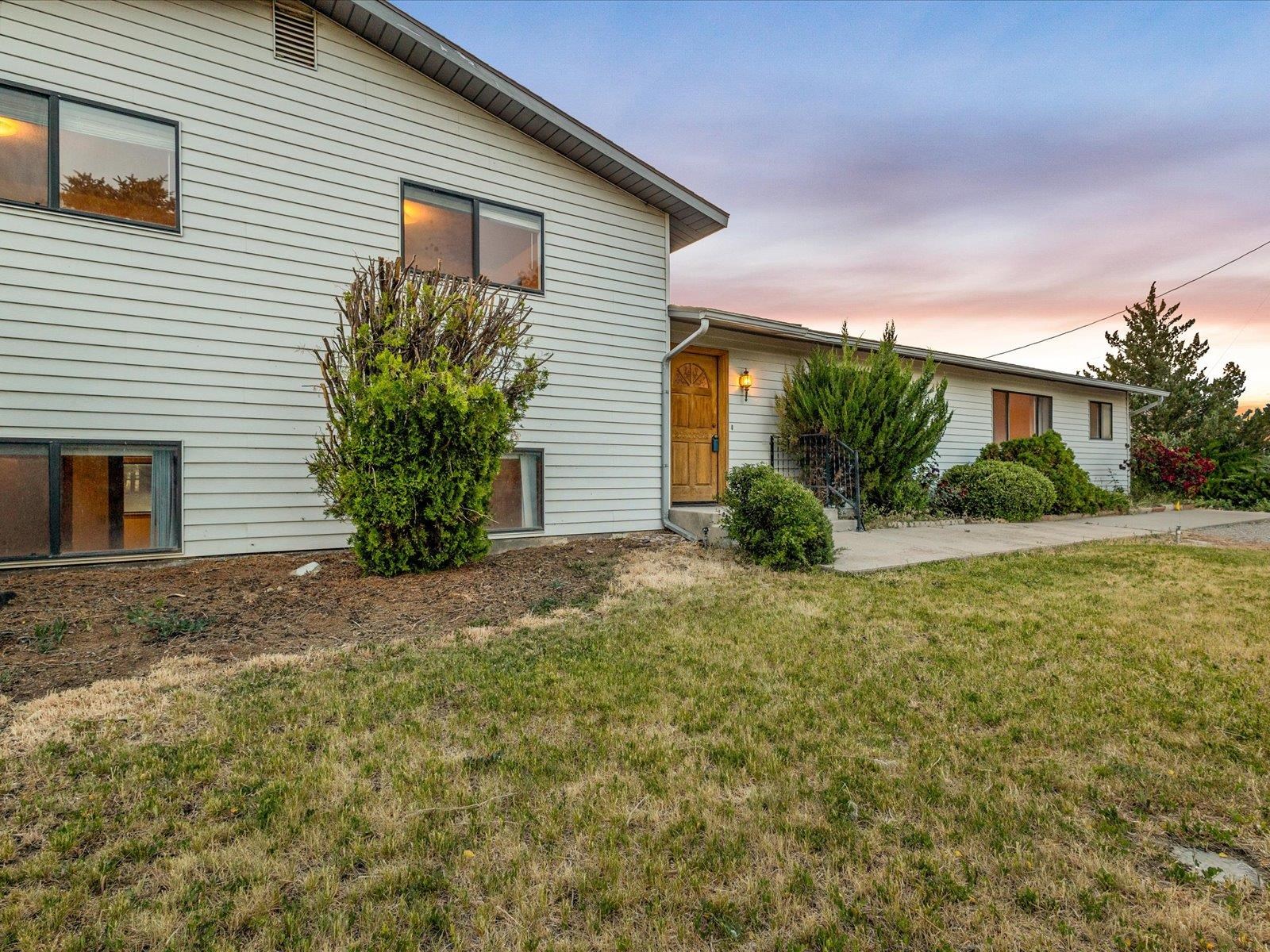 1425 19 Road Fruita, CO 81521 - Photo 10 of 42 a house that has a lot of plants in it