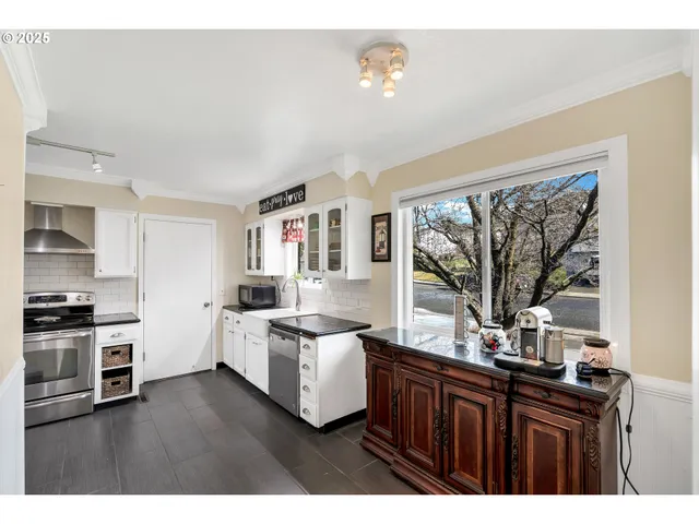 $440,000 | 3525 Royal Crest Drive East, The Dalles, OR 97058