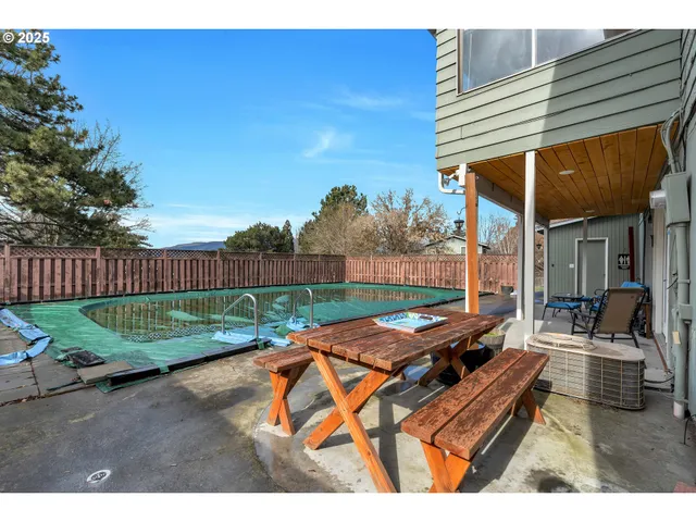 $440,000 | 3525 Royal Crest Drive East, The Dalles, OR 97058