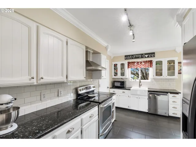 $440,000 | 3525 Royal Crest Drive East, The Dalles, OR 97058