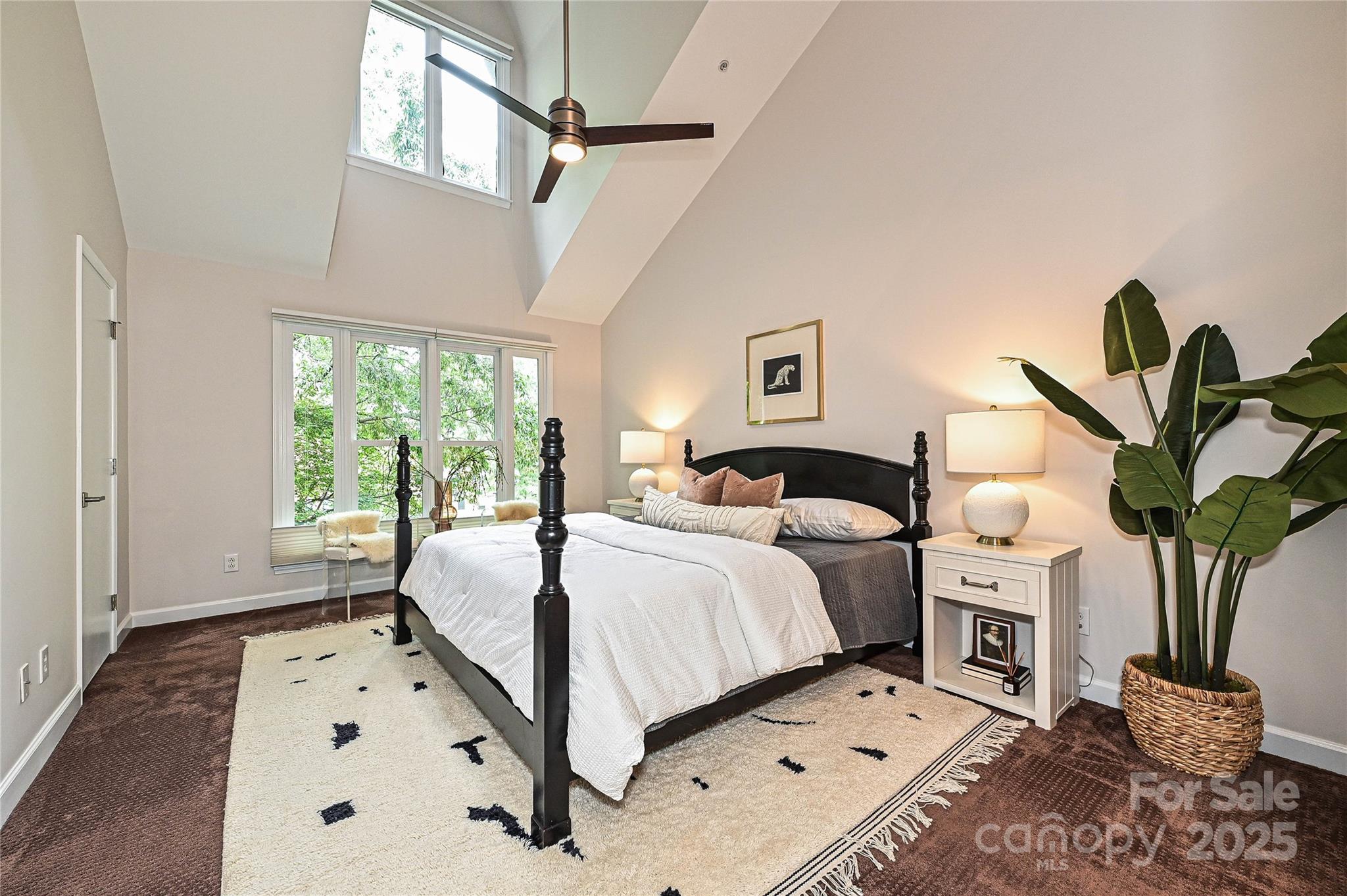 333 West 7th Street Charlotte, NC 28202 - Photo 25 of 46 a bedroom with a large bed and a window