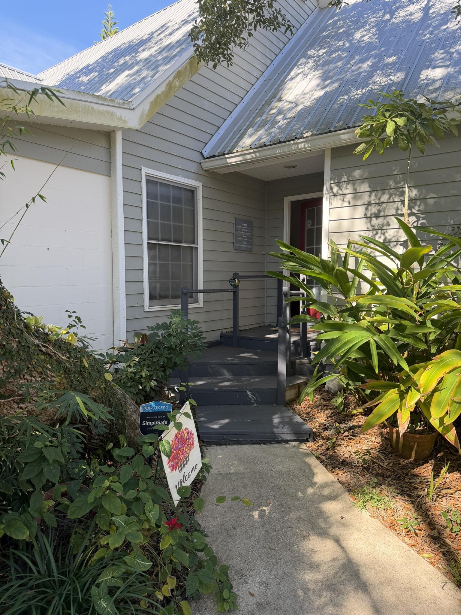 404 Fifteenth Street St. Augustine, FL 32084 - Photo 2 of 23 a backyard of a house with outdoor seating