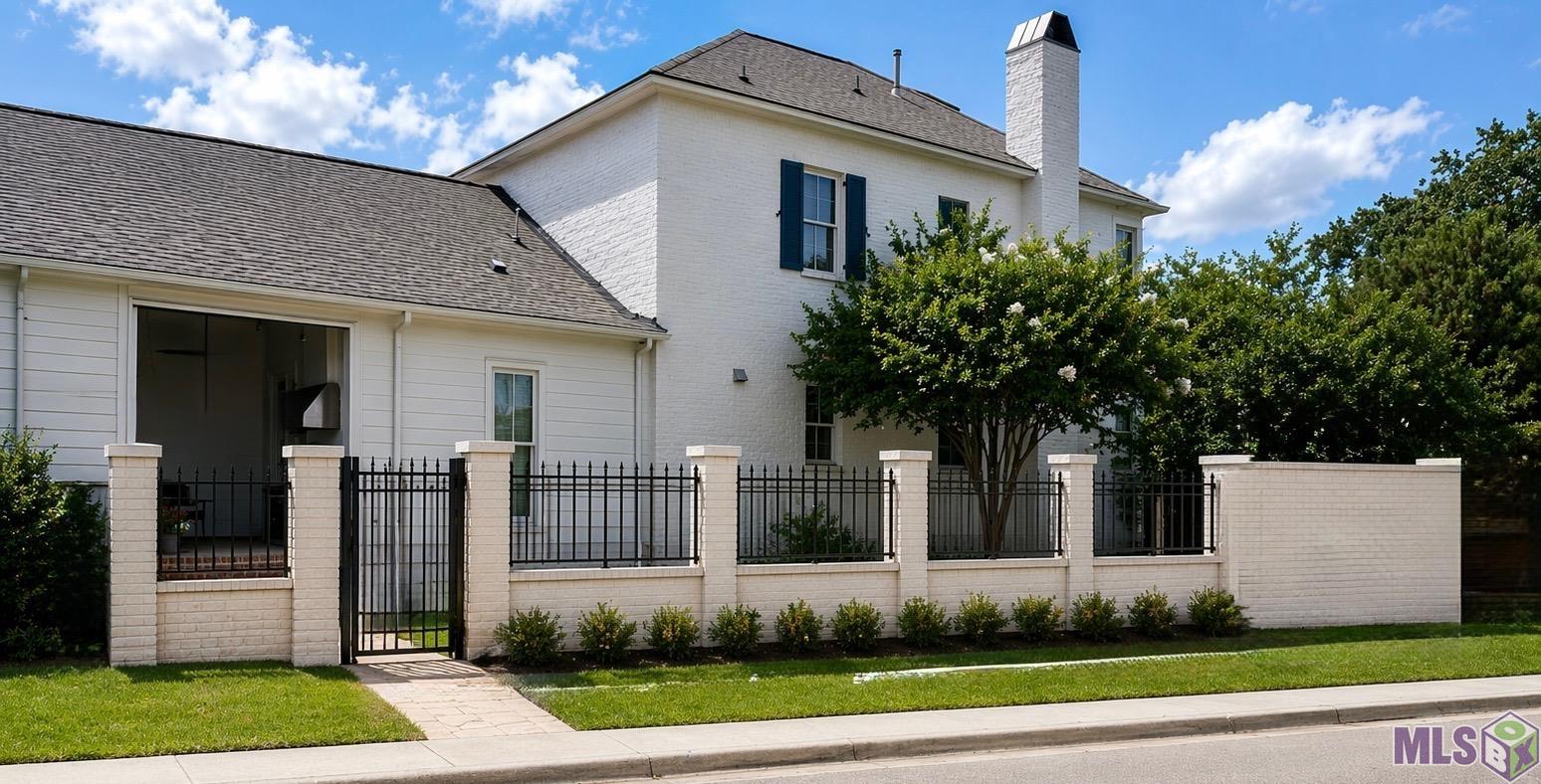 2063 Rue Venelle Street Baton Rouge, LA 70808 - Photo 2 of 51 FENCED SIDE YARD - AI IMAGE