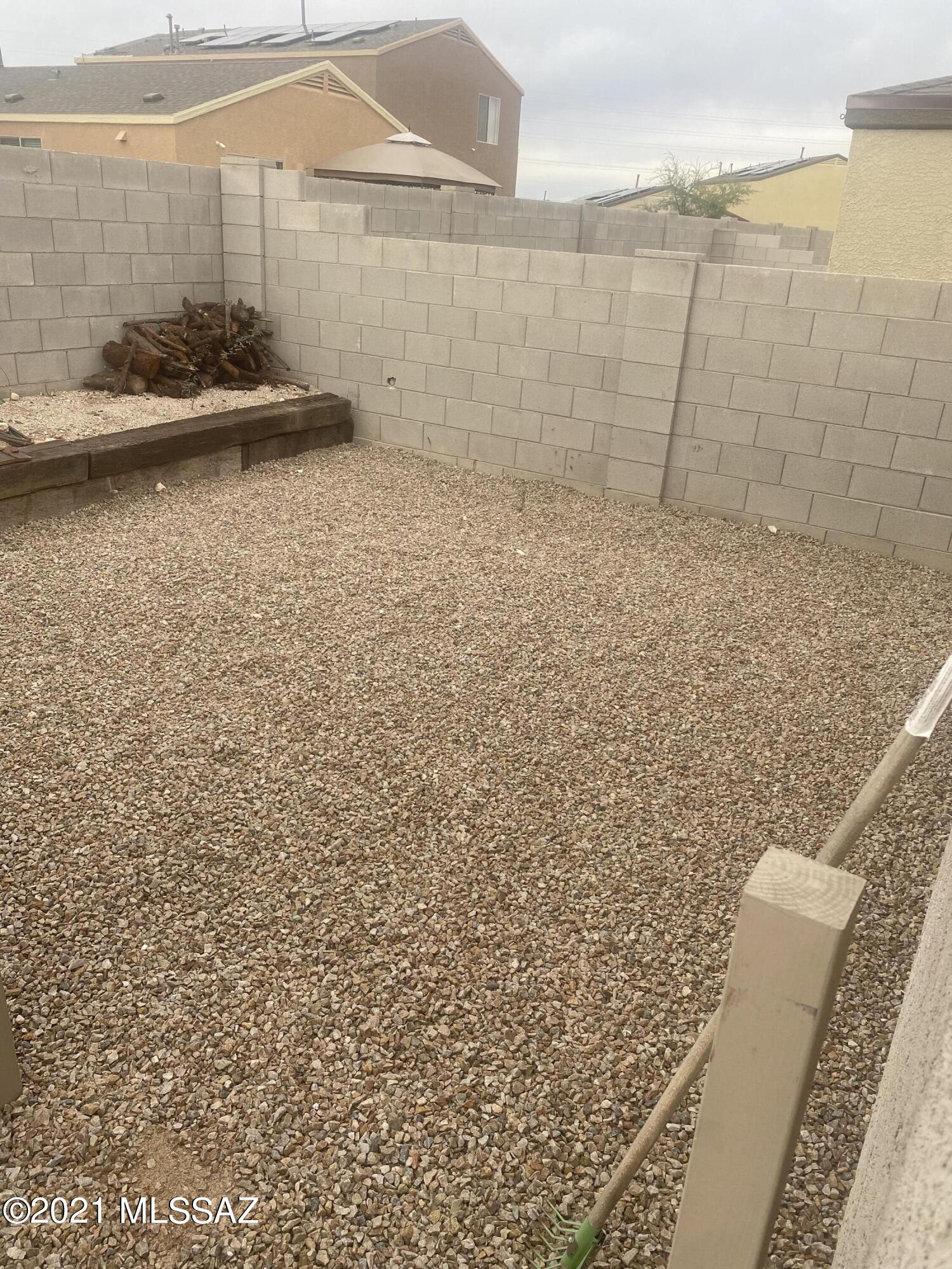5992 South Antrim Loop Tucson, AZ 85706 - Photo 13 of 15 a bathroom with a shower