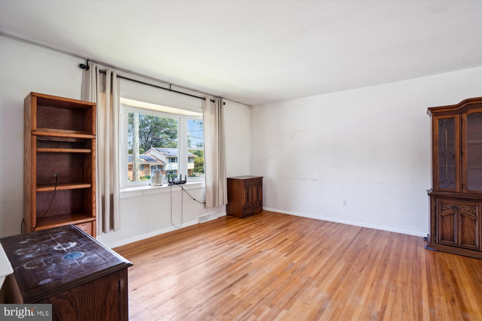 10520 Truxton Road Hyattsville, MD 20783 - Photo 11 of 30 Living Room