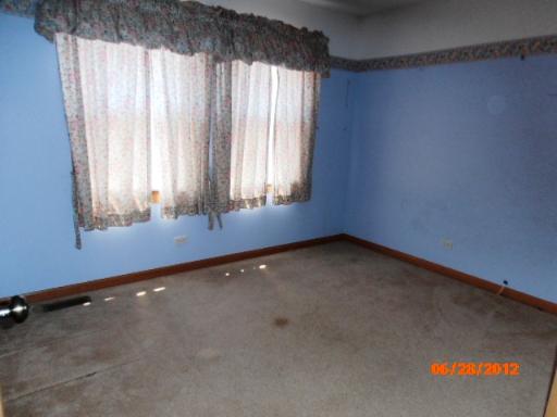 416 Fawn Lane Oswego, IL 60543 - Photo 11 of 15 an empty room with a window