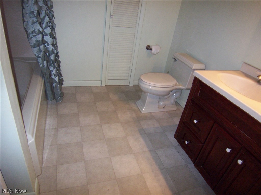 6723 Dupont Road Washington, WV 26181 - Photo 13 of 28 Main Bath w/ Full Tub & Shower