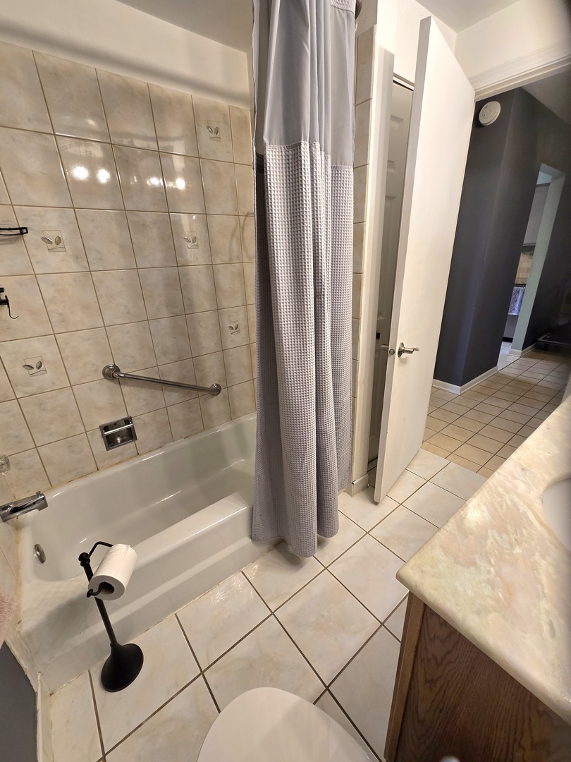470 Raintree Court, Unit 3L Glen Ellyn, IL 60137 - Photo 17 of 33 Gallery Image 17