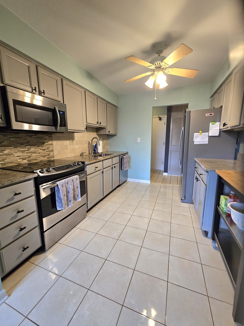 470 Raintree Court, Unit 3L Glen Ellyn, IL 60137 - Photo 3 of 33 Gallery Image 3