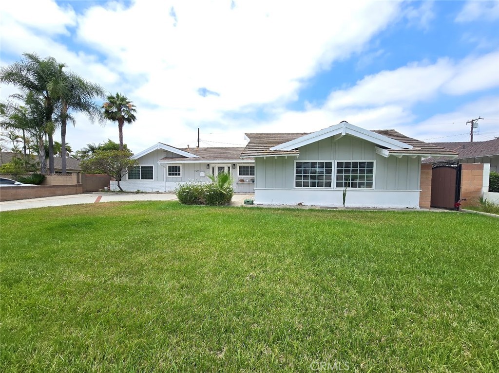 a view of a house with a backyard