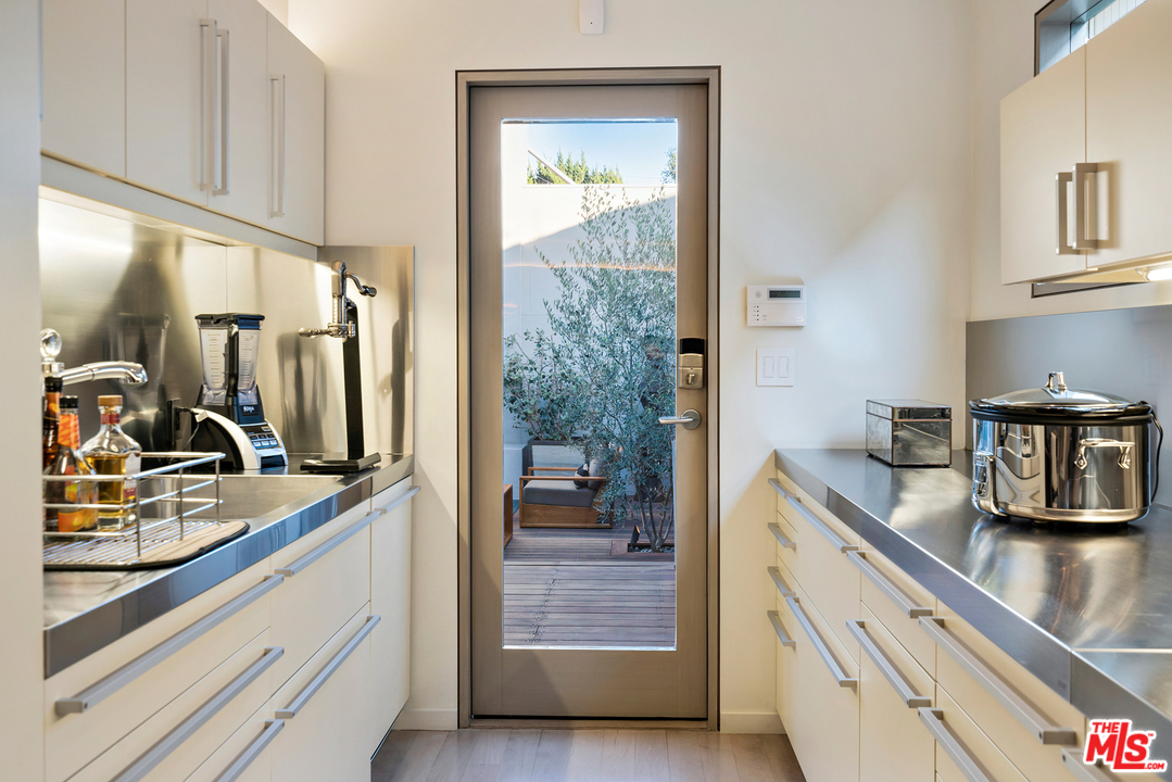 279 South Westgate Avenue Los Angeles, CA 90049 - Photo 15 of 36