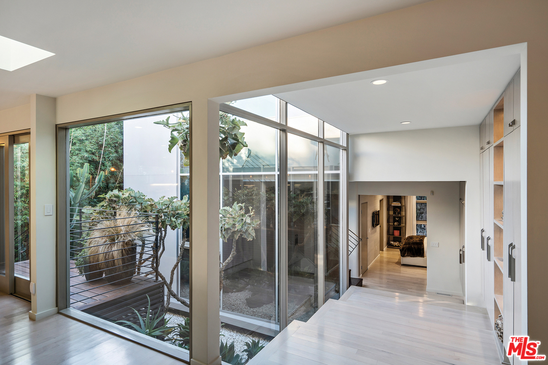 279 South Westgate Avenue Los Angeles, CA 90049 - Photo 17 of 36