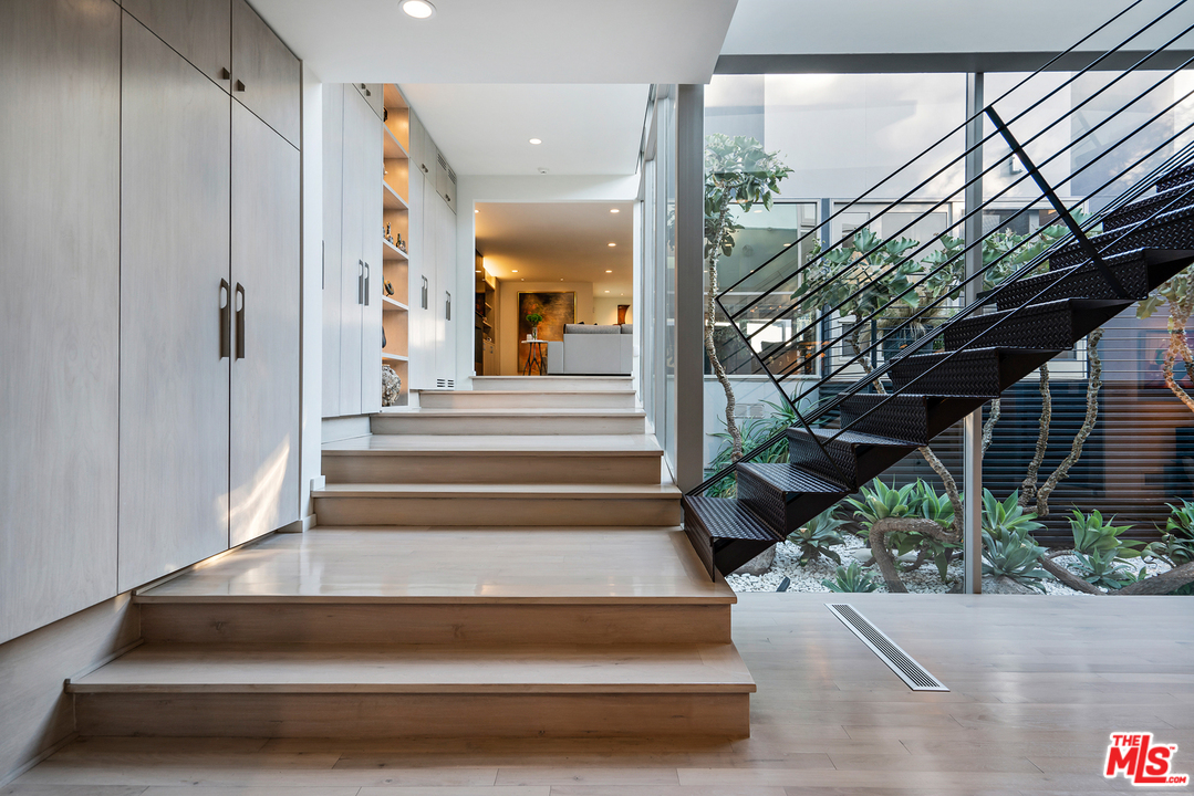 279 South Westgate Avenue Los Angeles, CA 90049 - Photo 18 of 36