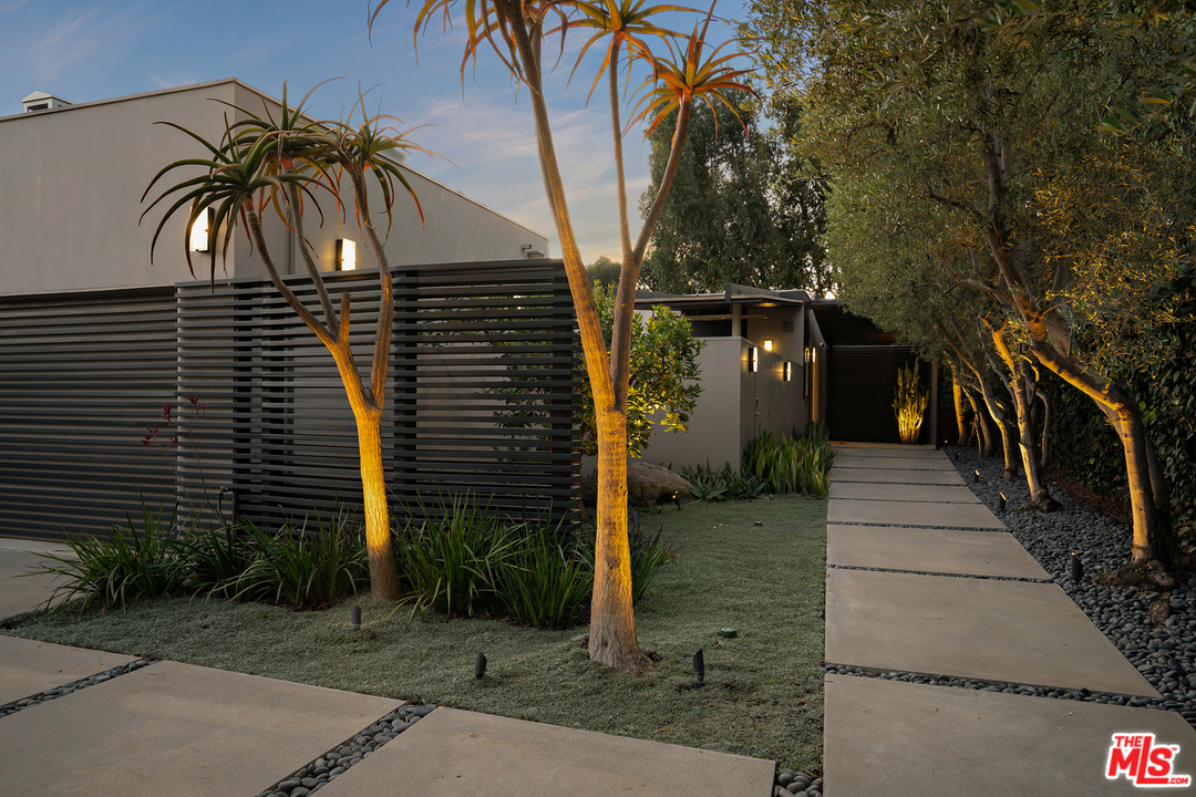 279 South Westgate Avenue Los Angeles, CA 90049 - Photo 3 of 36