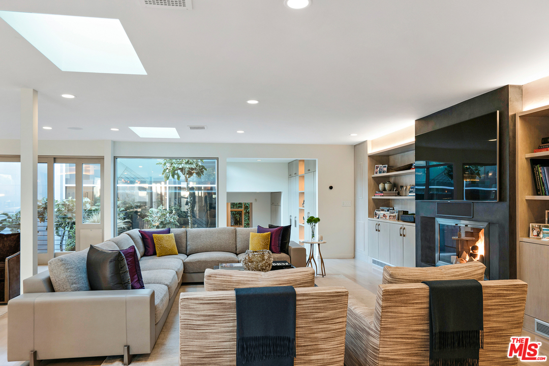 279 South Westgate Avenue Los Angeles, CA 90049 - Photo 7 of 36