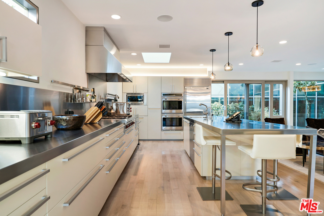 279 South Westgate Avenue Los Angeles, CA 90049 - Photo 10 of 36