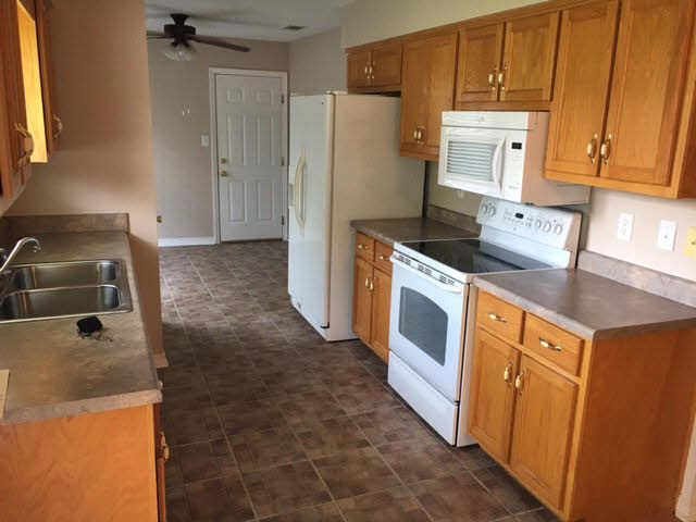 19795 Quartz Lane Robertsdale, AL 36567 - Photo 3 of 11 kitchen