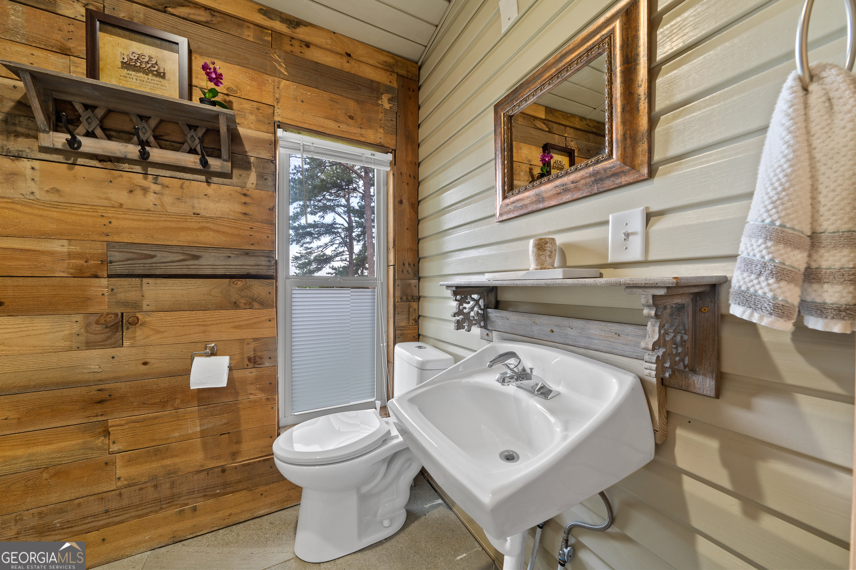 321 Barbara Point Road Sparta, GA 31087 - Photo 25 of 55 a bathroom with a toilet a sink and mirror