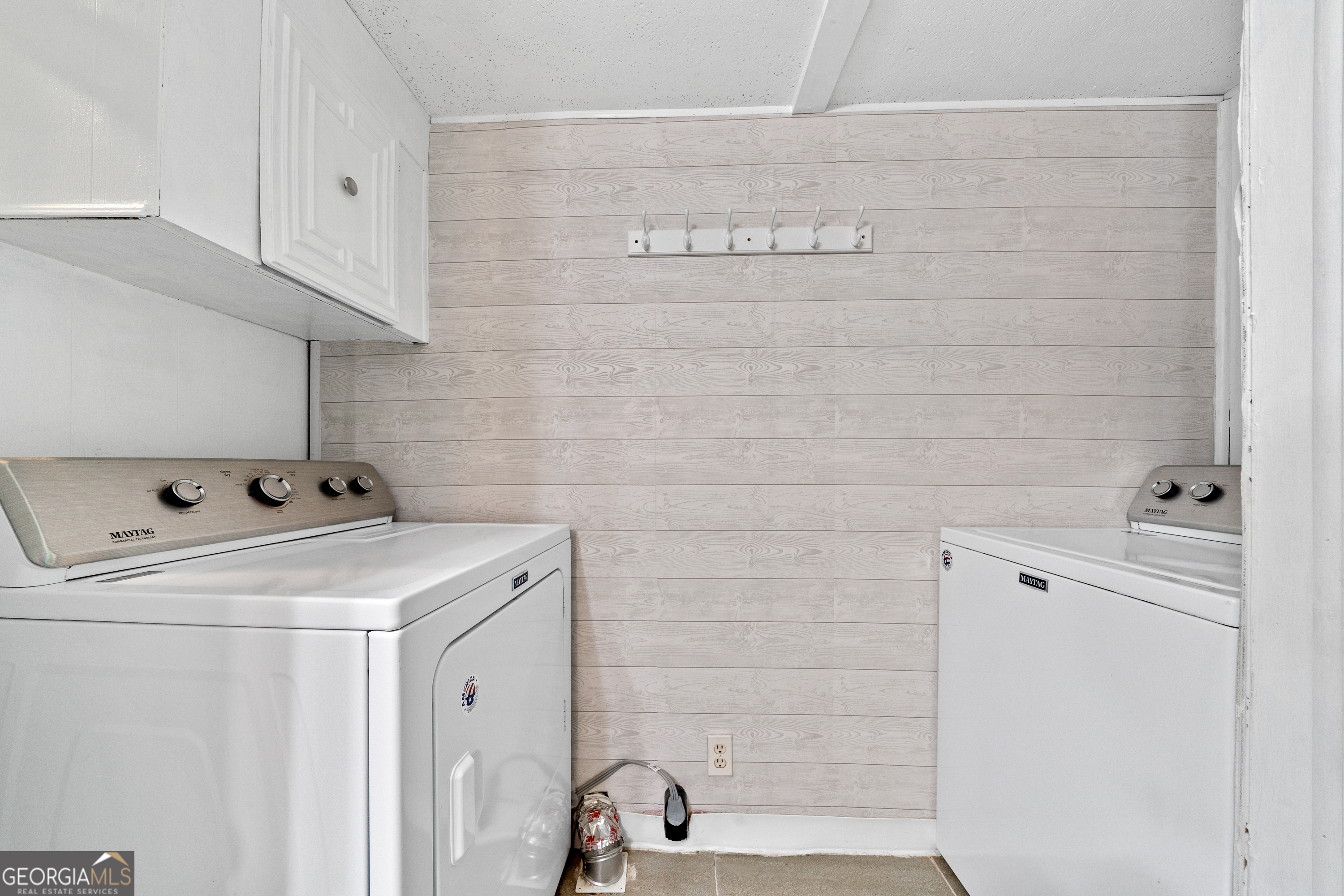 321 Barbara Point Road Sparta, GA 31087 - Photo 27 of 55 a utility room with dryer and washer