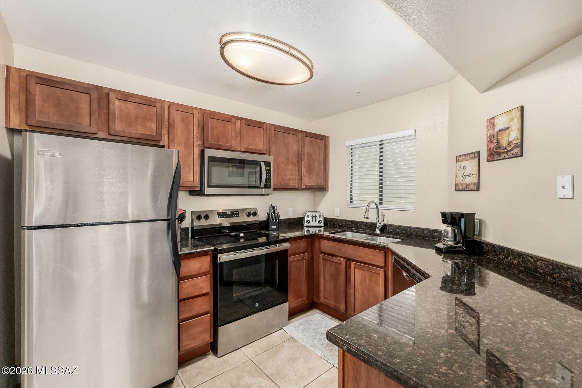 5751 North Kolb Road, Unit 25103 Tucson, AZ 85750 - Photo 6 of 24 Large kitchen with granite countertops.