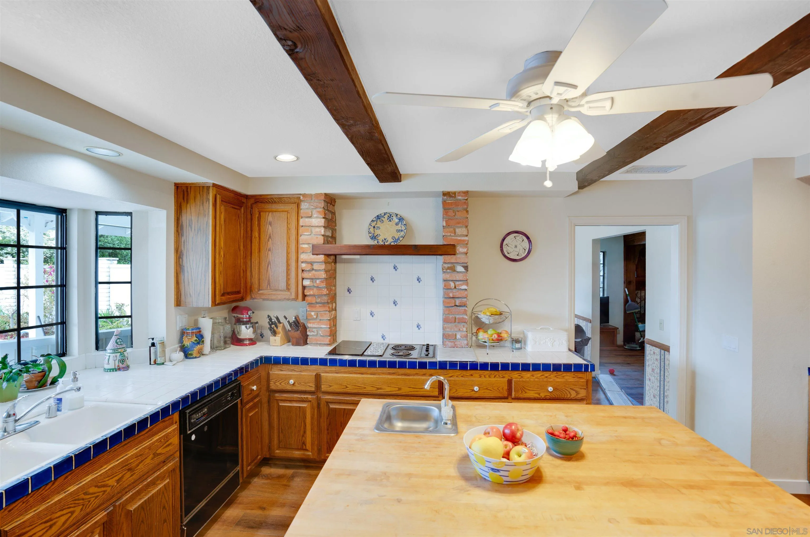 3675 Northcliff Drive Fallbrook, CA 92028 - Photo 16 of 37 a very nice looking kitchen with a window