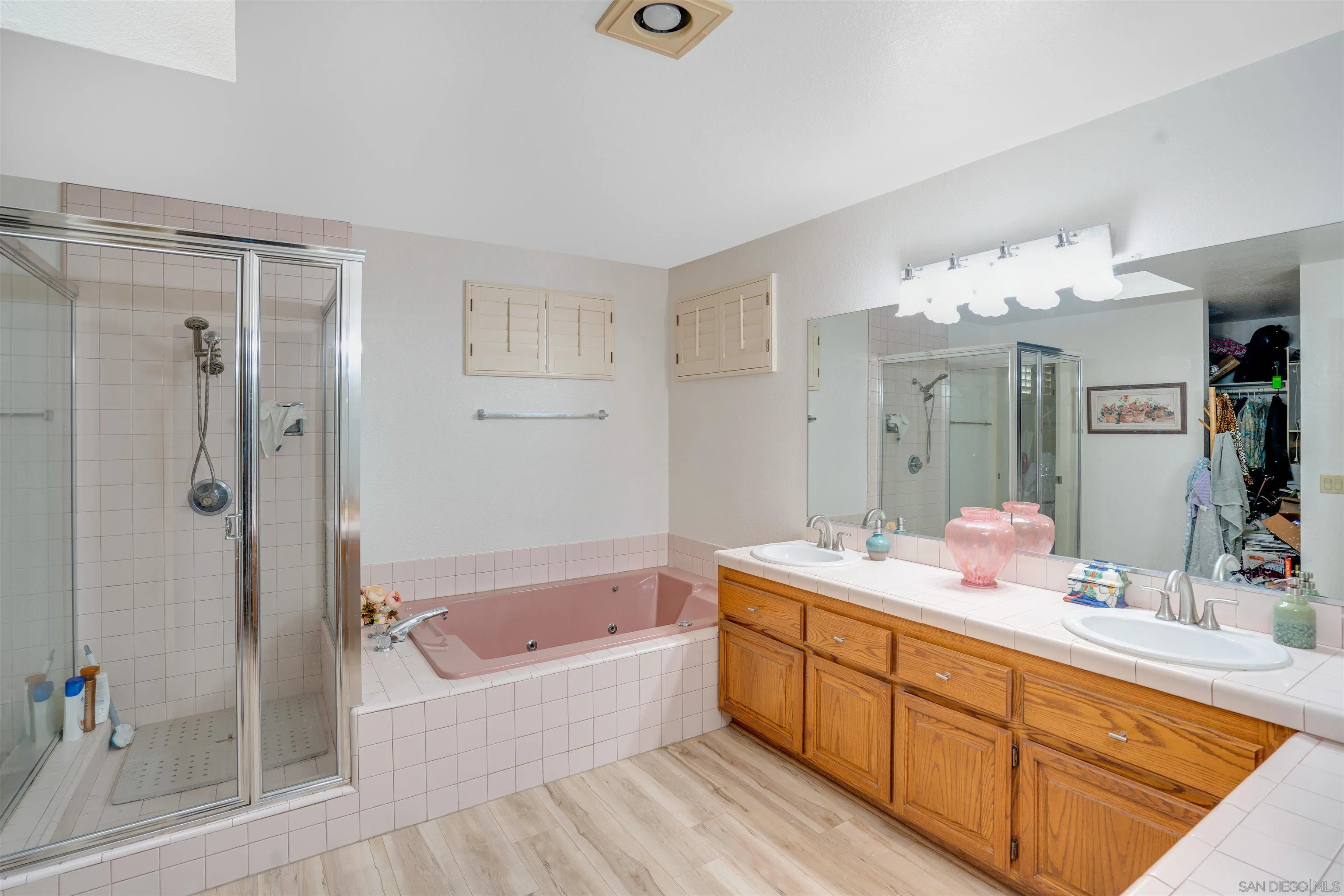 3675 Northcliff Drive Fallbrook, CA 92028 - Photo 23 of 37 a bathroom with a tub a double vanity sink and mirror
