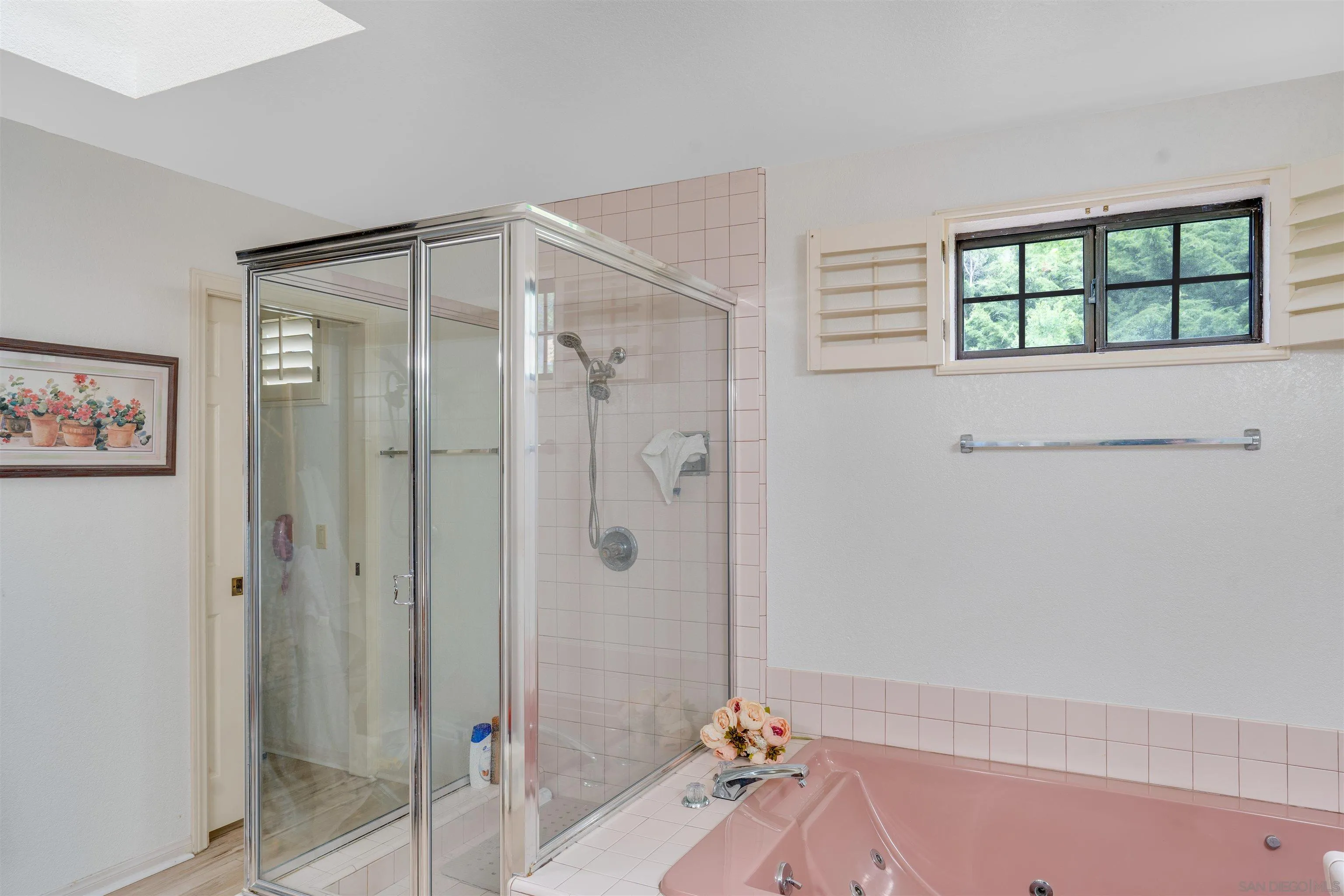 3675 Northcliff Drive Fallbrook, CA 92028 - Photo 24 of 37 a bathroom with a bathtub shower and toilet