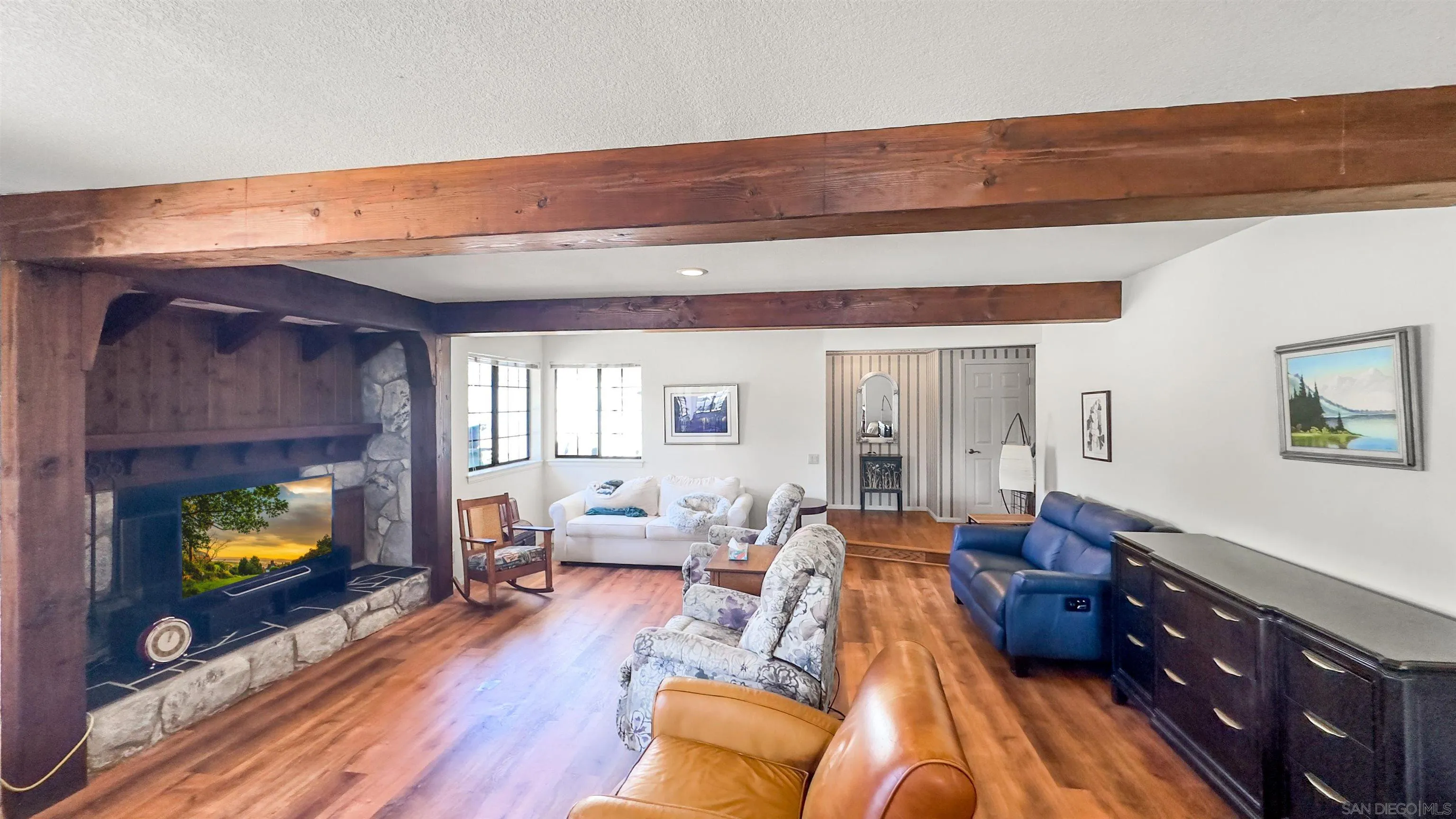 3675 Northcliff Drive Fallbrook, CA 92028 - Photo 5 of 37 a living room with furniture and a flat screen tv